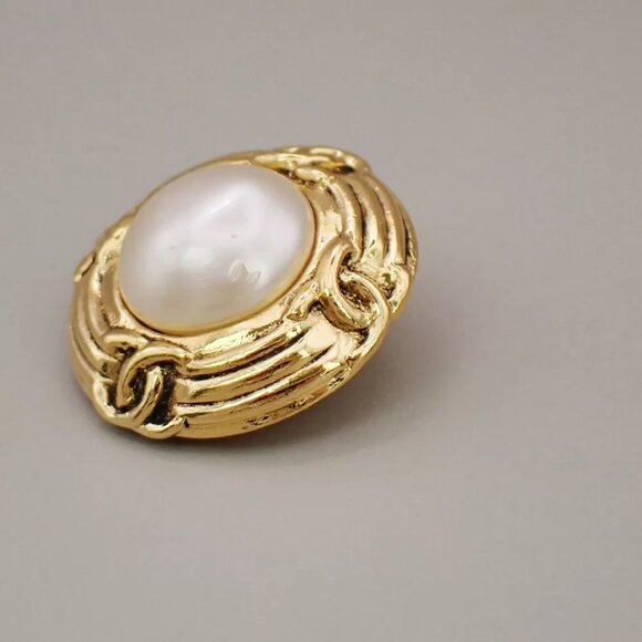 CHANEL CC Imitation Pearl Round Button Earrings 94P Clip-On Gold-Plated - Picture 4 of 8